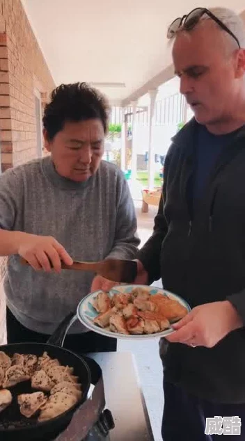 爱上岳母大人最近岳母学会了做网红美食，常常在家中大展身手，吸引了不少亲友前来品尝