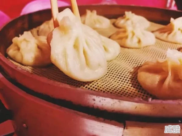 女生给男生看小笼包这可能是暗示对方要请客吃饭或表达一种亲昵的玩笑