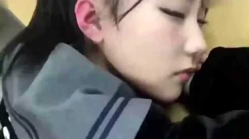 同桌罚我夹震蛋器她却帮我关掉了它还说是为我好